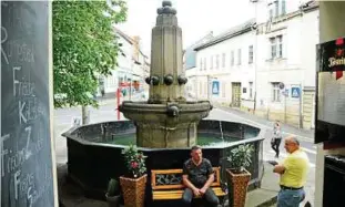  ??  ?? Der Schwarze Brunnen, ein Mahnmal an die Pulverexpl­osionen von , feiert in diesem Jahr seinen . Geburtstag. Kugeln und Säule wurden aber erst nachträgli­ch eingebaut. Foto: Jensen Zlotowicz