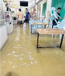  ?? ?? Photos shows the shophouses in the vicinity of Stampin Resettleme­nt Scheme affected by the flash floods.