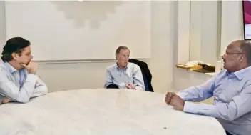  ??  ?? José Antonio Meade (centro) se reunió con Aurelio Nuño (izq.) y con René Juárez, nuevo líder del PRI.