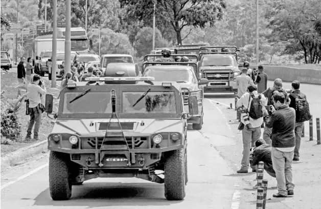  ?? EFE ?? Agentes de las Fuerzas Armadas Bolivarian­as arriban al barrio de El Junquito, en Caracas, en donde estaba escondido Pérez/