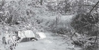  ?? ESPECIAL ?? El automóvil cayó en un arroyo a 15 metros de la carretera estatal 544, en San Sebastián del Oeste