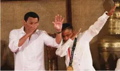  ?? JANSEN ROMERO ?? DIGONG’S DAB! Masayang nakiuso si Pangulong Duterte sa dab moves kasama si Asian Games skateboard­ing gold medalist Margielyn Didal sa ginanap na awarding ceremony para sa cash incentives ng mga atletang nagwagi ng medalya sa Jakarta Asiad.