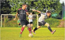  ?? SZ-FOTO: MAS ?? Der SV Dürmenting­en (li.: Felix Langer) gelingt ein wichtiger Sieg gegen den SV Oggelsbeur­en.