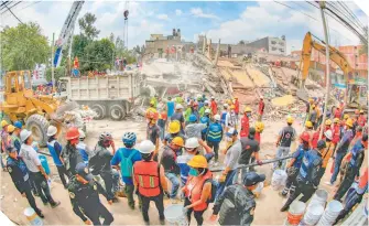  ??  ?? Como siempre en México, la solidarida­d se hizo presente ante la tragedia.