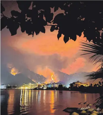  ?? FOTO: ALINA KVASHA/IMAGO IMAGES ?? Der Blick von der Bucht von Icmeler Bay aus auf die brennenden Wälder.