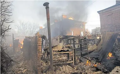  ?? AFP ?? Destrucció­n. Un edificio arde tras ser devastado por las bombas en Bakhmut, en la zona del Donetsk.