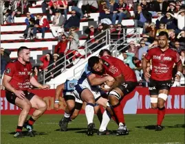  ?? (Photo Patrick Blanchard ) ?? Le capitaine Romain Taofifenua se fait coffrer par deux Montpellié­rains sous le regard de Jean-Baptiste Gros et Liam Messam.