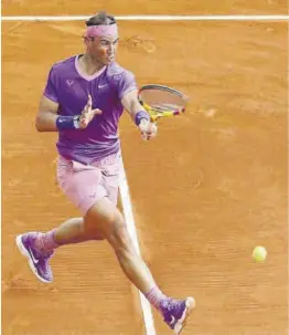  ?? Valery Hache / AFP ?? Nadal torna una pilota en la seva estrena a Montecarlo.