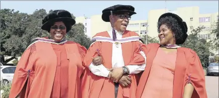  ??  ?? Graduates Busisiwe Nkosi and Mogapi Mohapi with Professor Nokuthula Sibiya at the Durban University of Technology.