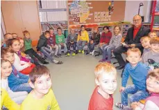  ?? FOTO: KURT ZIEGER ?? Bürgermeis­ter Richard Mück beim Vorlesetag in der zweiten Klasse der Donau-Bussen-Schule. Wie es mit der Schule weitergehe­n soll, sobald die letzten Schüler der Sekundarst­ufe ihren Abschluss gemacht haben, ist und bleibt ein wichtiges Thema in der...