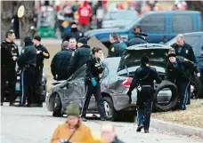  ?? FOTO ČTK/AP ?? Policistky prohlížejí auto, které málem v centru Kansas City najelo do davu lidí, kteří přišli slavit triumf místních Chiefs v Super Bowlu.