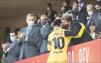  ?? FOTO: PERE PUNTÍ ?? Joan Laporta abraza a Leo Messi al subir al palco de La Cartuja