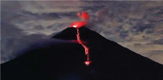  ?? SUGIRI/JAWA POS RADAR JEMBER ?? LIDAH API: Aktivitas Gunung Semeru beberapa saat setelah erupsi Sabtu malam (16/1), terpantau dari Oro Oro Ombo, Kecamatan Pronojiwo, Lumajang.