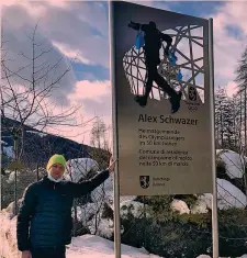  ??  ?? A casa Alex Schwazer, 36 anni, all’ingresso di Racines, in provincia di Bolzano. Il paese dove abita gli ha dedicato il cartello che ricorda la sua vittoria all’Olimpiade di Pechino 2008 nella 50 km di marcia