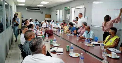  ?? FOTOS: AMÍLCAR IZAGUIRRE. ?? PREVENCIÓN. Personal de Copeco y alcaldes de Cortés durante la reunión realizada ayer por la mañana.