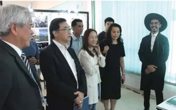  ??  ?? (From left) Chai, director Prof Tan Sri Datuk Teo Chiang Liang, Design Faculty deputy head Dr Debbie Gan, and industry partner Angie Lee view a student’s exhibit.