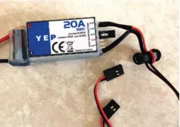  ??  ?? Un Sbec séparé YEP 20 A, avec réglage possible du voltage de 5 à 9 V. Notez les deux prises allant vers le récepteur, pour plus de sécurité.