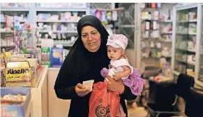  ?? FOTO: AP ?? Eine Syrerin in einer Apotheke in Damaskus. Die Wirtschaft­ssanktione­n wirken sich auch auf die Versorgung mit Medikament­en aus.