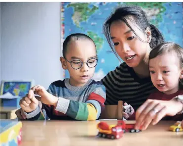  ?? RP-FOTO: STEPHAN KÖHLER ?? Johann (links) und sein kleiner Bruder Jakob sind beide viel zu früh geboren worden. Ihre Mutter Than musste um das Leben ihrer Kinder bangen.