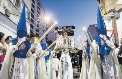 ?? OTO ?? Nazarenos portando cirios en la calle Santo Domingo.