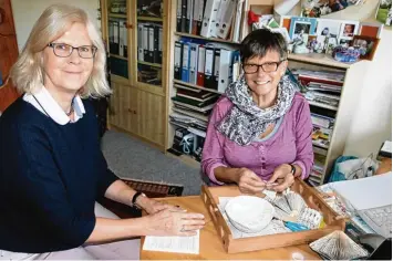  ??  ?? Erika Pendzialek (links) und Marianne Schmid ergänzen sich beim Basteln: Während die eine das Buchinnere verwertet, arbeitet die andere oft mit dem gesamten Schmöker oder nur dem Einband.