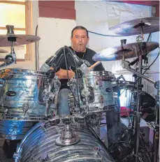  ?? FOTOS: DIETMAR HERMANUTZ ?? Der Drummer von Rocksox heizt in der Mälze ein.