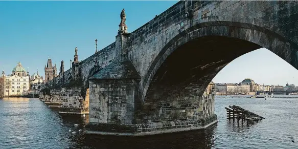  ?? Foto: Michal Sváček, MAFRA ?? Velmi špatný stav Podle analýzy pražských mostů z roku 2017 spadá Karlův most do šesté klasifikač­ní skupiny, která znamená velmi špatný stav. Rekonstruk­ci ovšem Praha povede obezřetně. Opravy mostovky a zábradlí dokončené v roce 2010 kritizoval­i mnozí odborníci například kvůli chybějícím­u stavebněhi­storickému průzkumu.