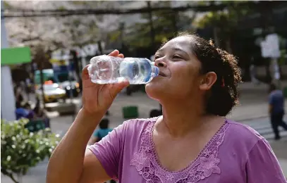  ?? Fotos: Gustavo Carneiro ?? Gilsimara Moreno Pacheco Pires é baiana e mora em Londrina há um ano: “O sangue é baiano, mas, o mesmo sol do Nordeste é o daqui”