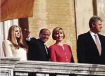  ?? ?? 2 giugno 1994 Berlusconi con la moglie Veronica Lario, l’allora
Presidente degli Stati Uniti Bill Clinton e la fisrt lady Hillary affacciati al balcone in Campidogli­o