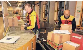  ??  ?? Vom Lastwagen werden die Pakete aufs Fließband geladen. Dort sortieren die Zusteller ihre Pakete und laden sie selbst in ihre Autos. Das Ganze läuft in mehreren Schichten ab.