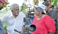  ?? ?? Sumitra with veteran cinematogr­apher Donald Karunarath­ne