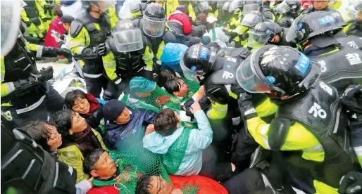  ?? Reuters ?? South Korean police attempt to disperse residents taking part in an anti-THAAD (Terminal High Altitude Area Defence) protest in Seongju, S. Korea, on Monday. —