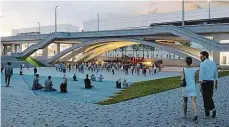  ?? ?? Veřejný prostor V oblouku pod Libeňským mostem vznikne mimo jiné i nové náměstí, kavárny a další služby. Vizualizac­e: MHMP