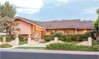  ?? ANTHONY BARCELO/ERNIE CARSWELL & PARTNERS VIA AP, FILE ?? This undated file photo shows the home in Los Angeles used for exterior shots for “The Brady Bunch.”