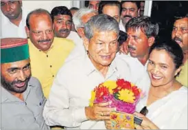  ?? PTI ?? Harish Rawat, back as CM, celebrates with Congress supporters the high court order that quashed President’s Rule in Uttarakhan­d.