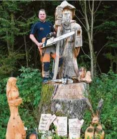  ?? Foto: Bernhard Weizenegge­r ?? Roland Fiebich aus Röfingen hat den Wächter im Nutzungswa­ld nahe Roßhaupten aus dem Stamm einer Eiche gearbeitet.