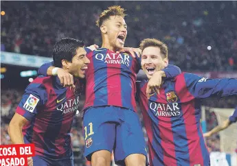  ??  ?? Esta imagen del tridente del Barsa, compuesto por Luis Suárez, Neymar y Lionel Messi dejará de existir tras la salida del segundo del equipo.