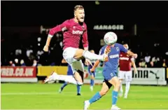  ?? — Gambar Reuters ?? PEMAIN West Ham, Andriy Yarmolenko mengawal bola ketika beraksi pada perlawanan pusingan kedua Piala Liga Inggeris menentang Wimbledon di Stadium Cherry Red Records, London Isnin lepas.