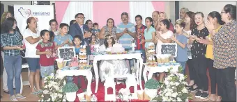  ??  ?? Liz Paola junto a sus familiares y amigos durante el festejo sorpresa por sus quince años.