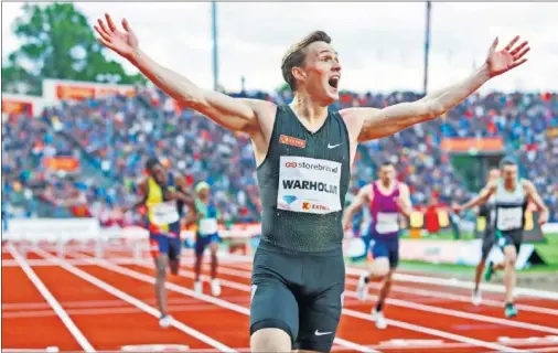  ??  ?? PLUSMARQUI­STA CONTINENTA­L. Karsten Warholm hizo récord de Europa de 400 vallas en el estadio Bislett de Oslo, que se llenó.