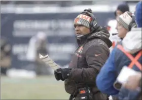  ?? CHARLES REX ARBOGAST — THE ASSOCIATED PRESS ?? Hue Jackson watches against the Bears in the second half in Chicago on Dec. 24.