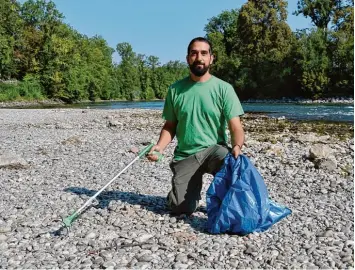  ?? Foto: Thorsten Jordan ?? Pajam Rais Parsi am Lech in Landsberg: Auch hier ist gerade im Sommer viel Müll zu finden, den er mit seinen Mitstreite­rn der Gruppe CleanUpLL wegräumt.