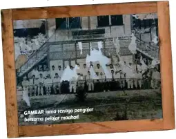  ??  ?? GAMBAR lama tenaga pengajar bersama pelajar maahad.