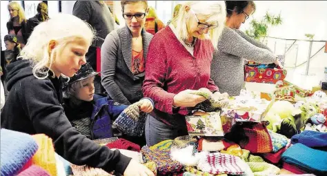  ?? BILD: JANINA RAHN ?? Wühltisch-Atmosphäre einmal anders: Bei der Packparty für die Aktion „Weihnachte­n im Schuhkarto­n“in der Kreuzkirch­e kamen knapp 170 Pakete für bedürftige Kinder weltweit zusammen.