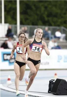  ?? FOTO: RONI REKOMAA/LEHTIKUVA ?? ■ IK Falkens Nathalie Blomqvist sprang sitt fjärde snabbaste lopp på 1500 meter i Esbo. Bakom henne Turkiets Silan Ayyildiz som vann loppet.