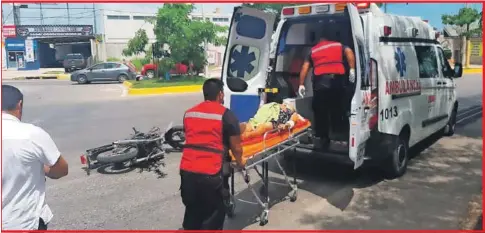  ??  ?? La dama fue trasladada por paramédico­s al hospital ya que se quejaba de dolores en todo el cuerpo