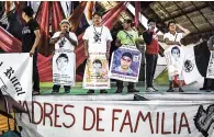  ??  ?? Lucha. Padres y familiares de los 43 siguen en la búsqueda de los normalista­s desapareci­dos.