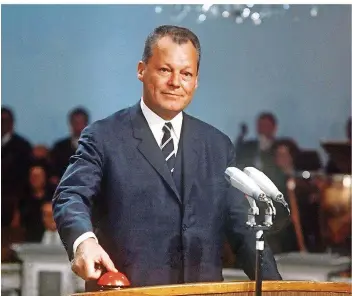  ??  ?? Und es werde bunt: Der damalige Vizekanzle­r Willy Brandt startet auf der 25. Deutschen Funkausste­llung 1967 mit einem Knopfdruck das Farbfernse­hen. Damals konnten sich jedoch nur wenige ein Farb-Gerät leisten.
FOTO: GUTBERLET/DPA