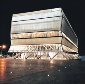  ??  ?? ► Una de sus obras más recientes: el nuevo Teatro del Biobío, ubicado en la ribera del mismo río, en Concepción.