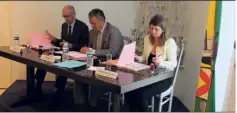  ??  ?? Daniel Idiart, directeur régional de La Poste Immo Sud, Valérie De Mendiguren, directrice régionale d’Eiffage ont signé le protocole, hier, avec le maire en salle des mariages. (Photo K.J.)